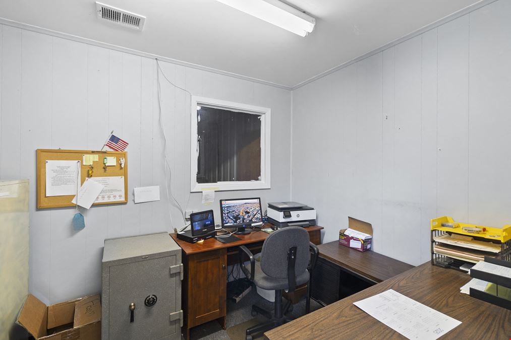 Prime Warehouse/ retail / office for Lease – High Traffic Count Off Hwy 75 in Huntsville