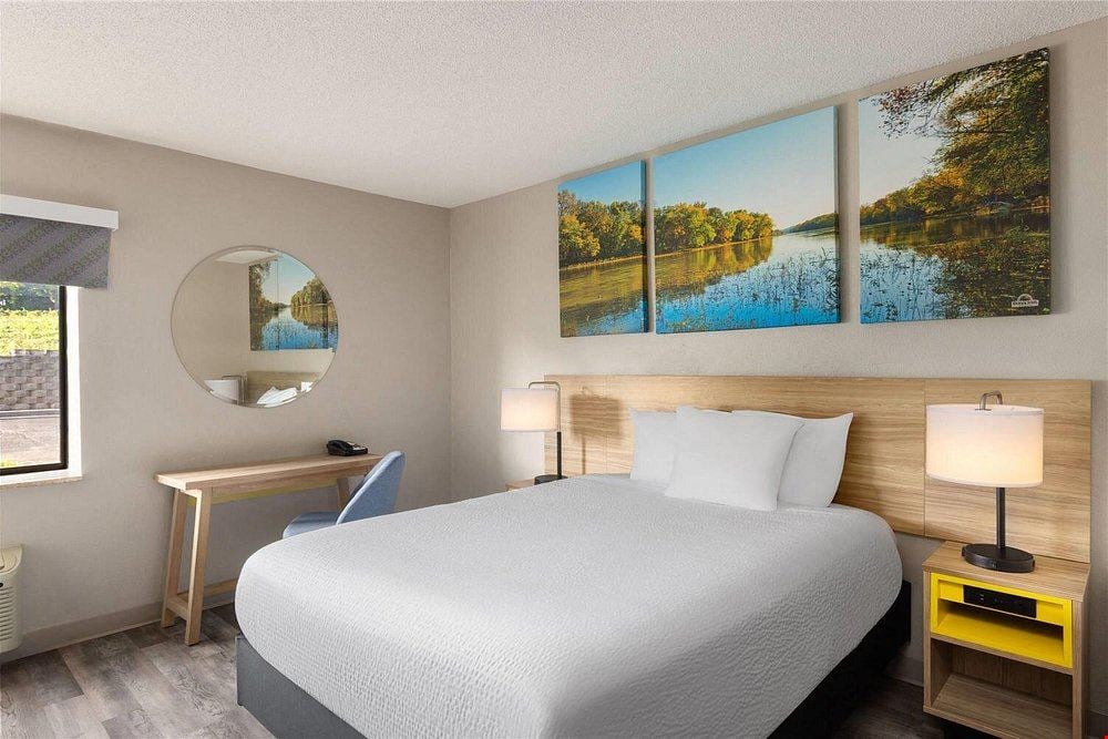 Days Inn & Suites Kansas City South