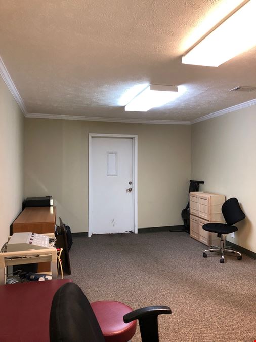 1,980 SF Building For Retail/Office Use