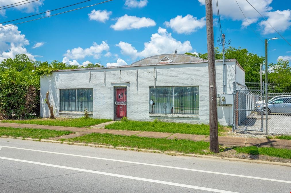 Office/Retail Next to McCallie School 2,692 SF