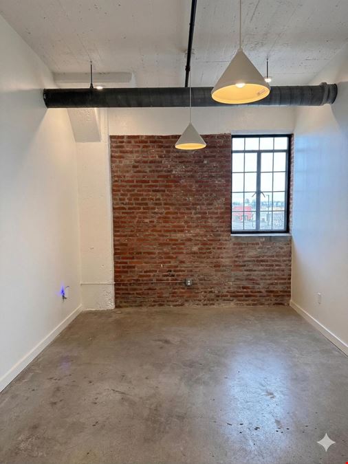 3216 Gillham Plaza
