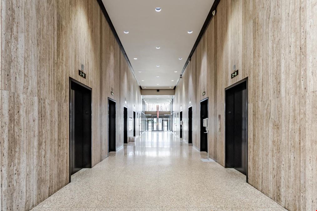 1 Cascade Plaza
