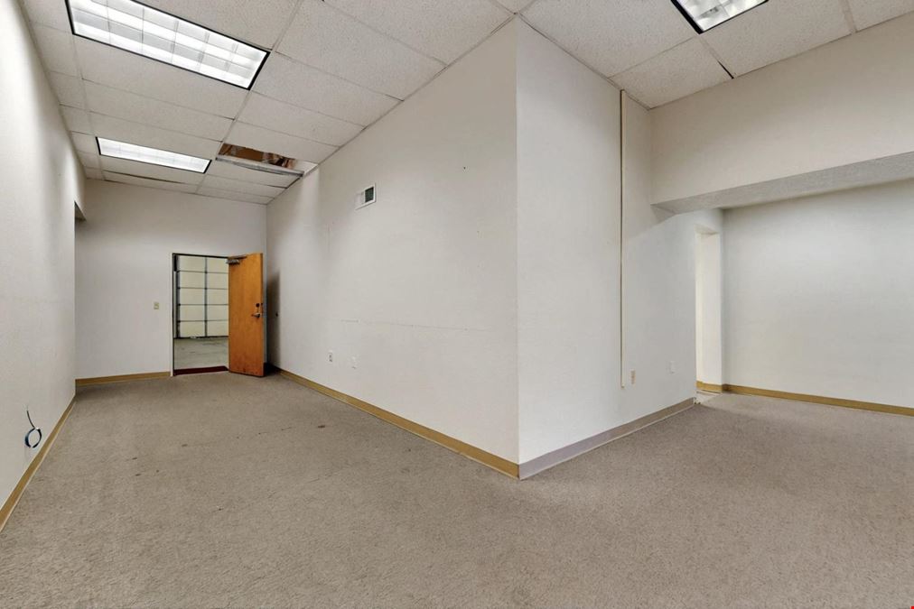 Paseo Area Office/Warehouse – Gated Yard + 3-Phase Power + Drive In Door