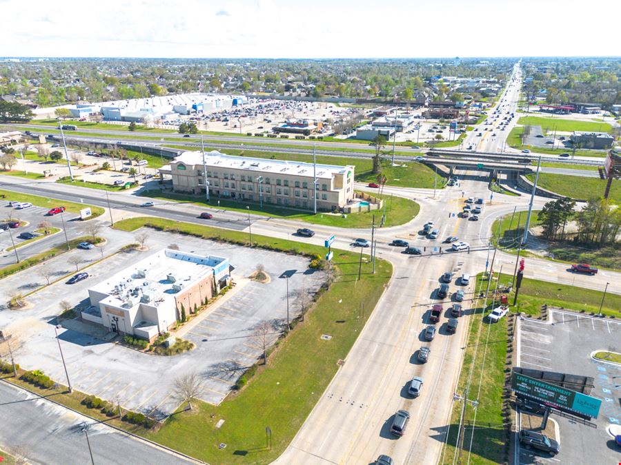 Freestanding Restaurant at Signalized Intersection off I-210 in Lake Charles