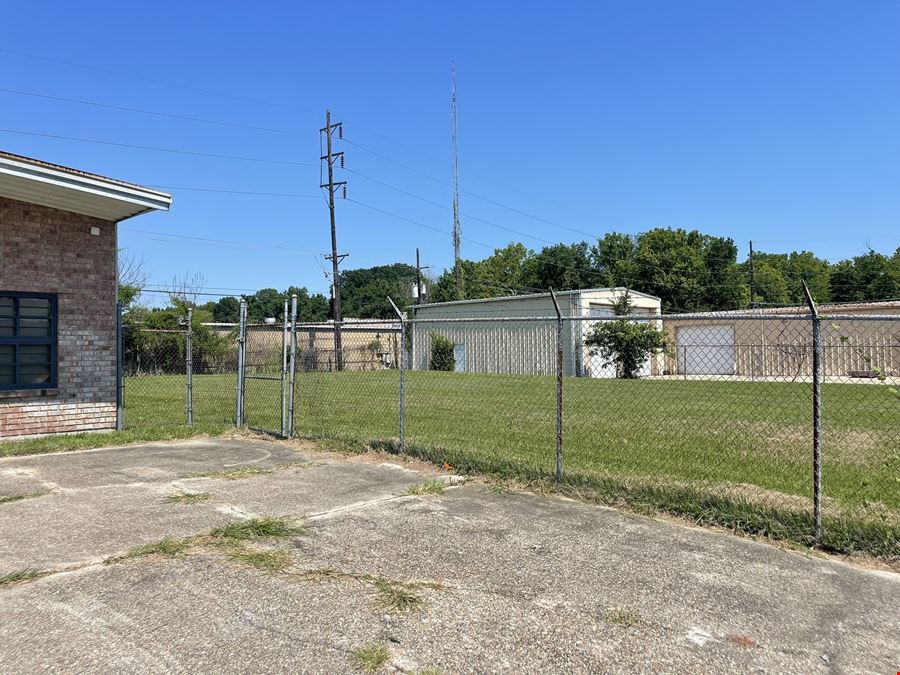 +/- 2,100 SF Office/Warehouse + Adjacent Lot For Lease