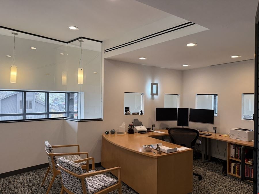±9,692 SF OF OFFICE SPACE FOR SALE OR LEASE IN SOUTHEAST SPRINGFIELD