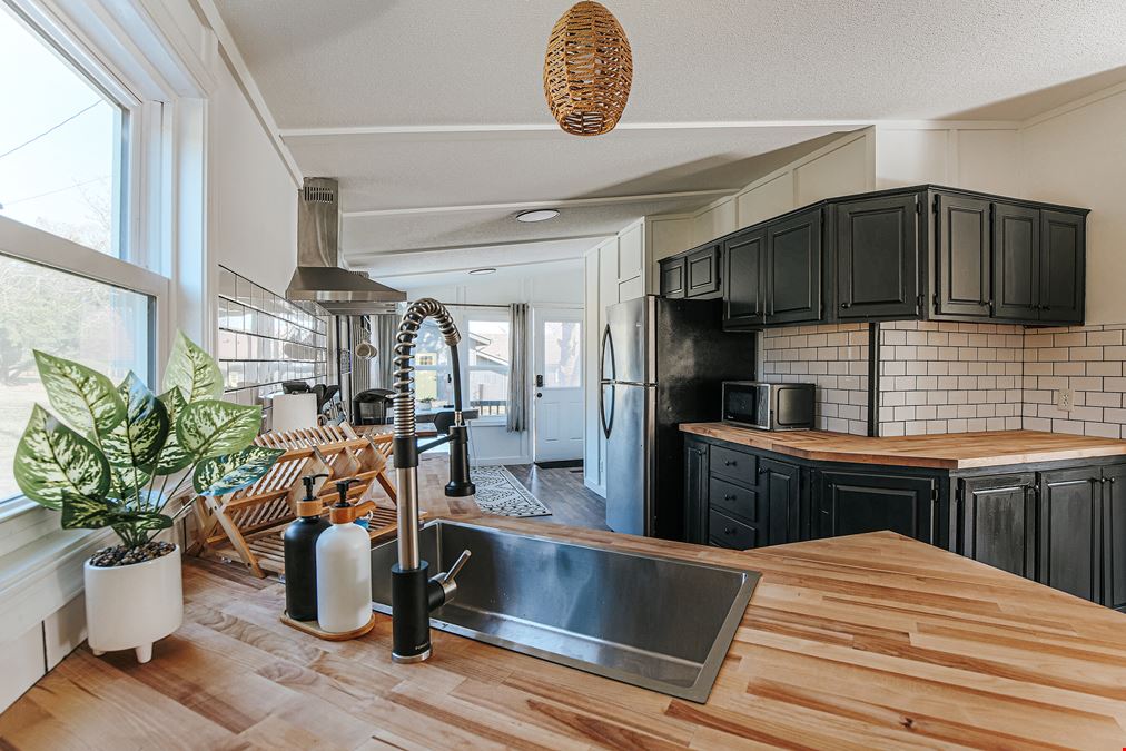 TURN-KEY OPPORTUNITY! ACTIVE SHORT TERM RENTAL PROPERTY