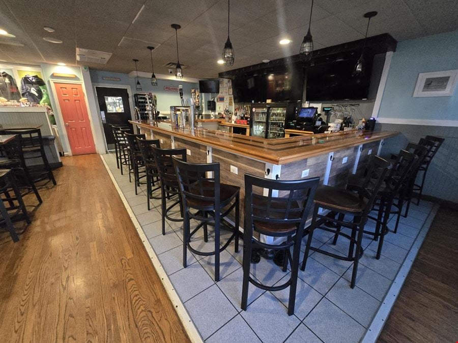Fully functional Lincoln restaurant with liquor license & real estate