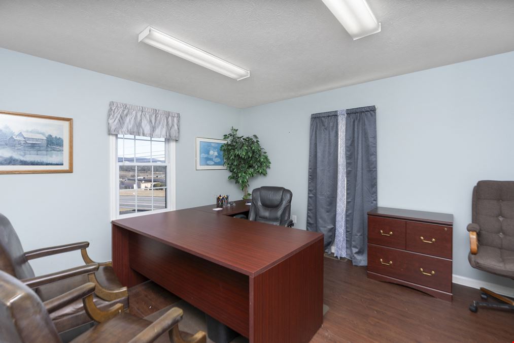 NICE OFFICE SUITE AVAILABLE IN HIGH TRAFFIC LOCATION