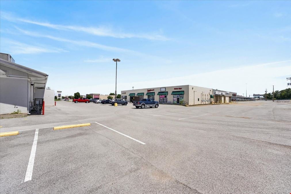 COMING SOON (Live Mon 6/22) - 4000 Fort Campbell Blvd - For Lease