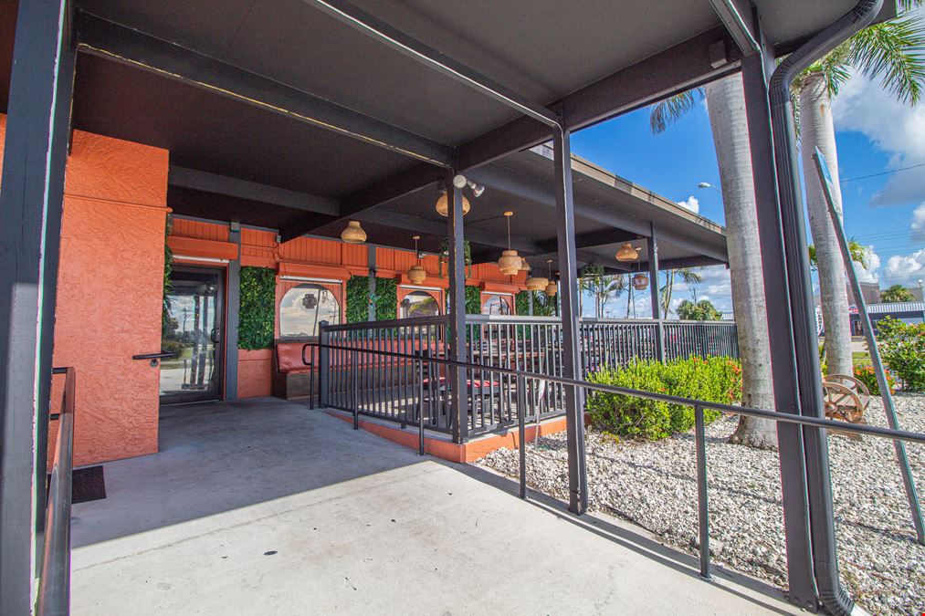 Turnkey Restaurant with Great Visibility in North Fort Myers