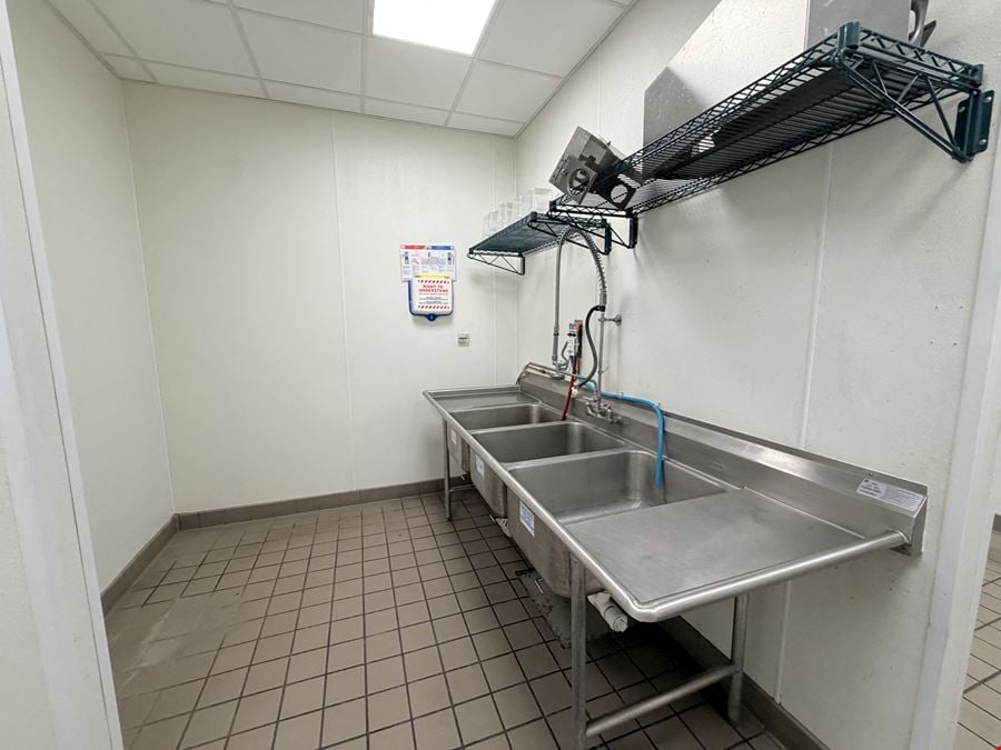 Turn-Key Restaurant Opportunity in High-Traffic Dunkin’ Donuts Plaza