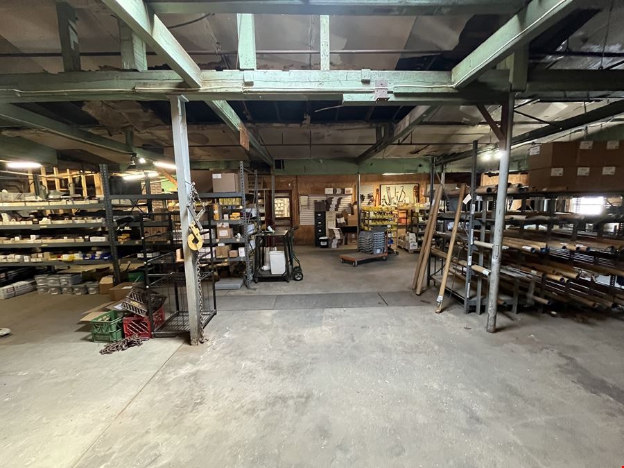 5,841± Warehouse/Showroom for sale