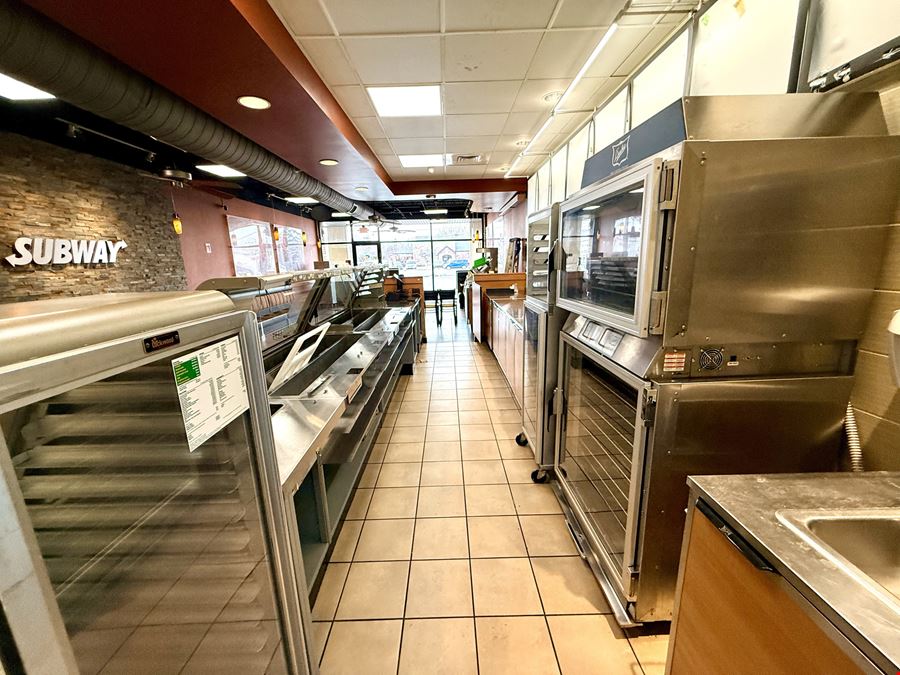 1,420 SF Restaurant / Retail Building For Lease in Northeast Springfield