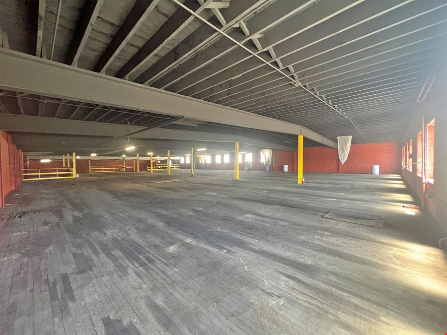 27,722± SF Mixed-Use Building