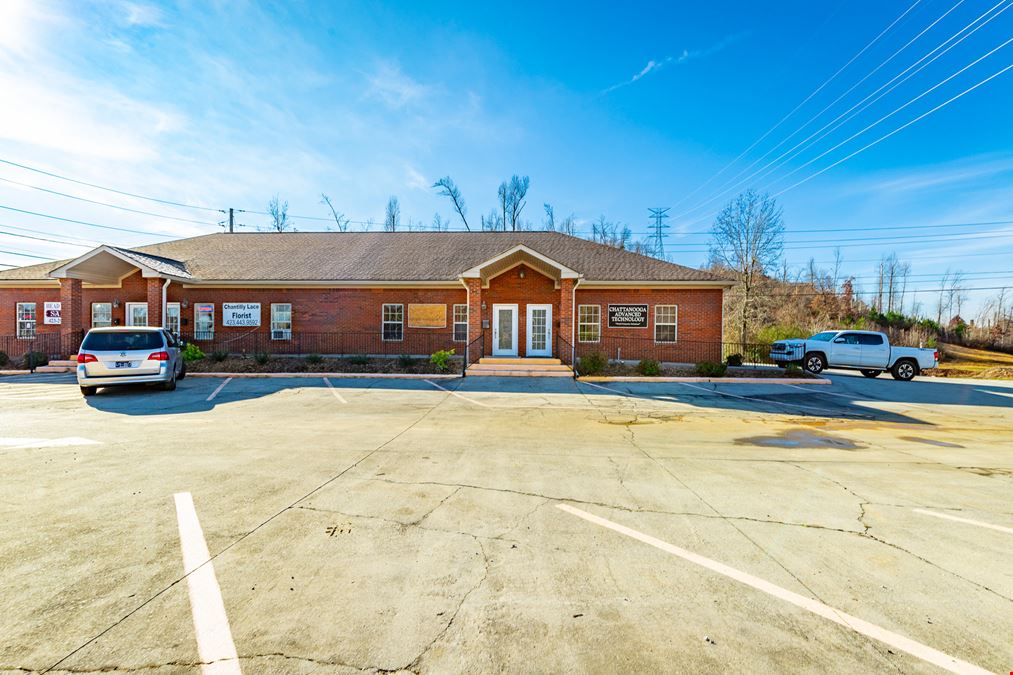 Standifer Gap Commercial Office with 10 Office Rooms | ±3,200 SF