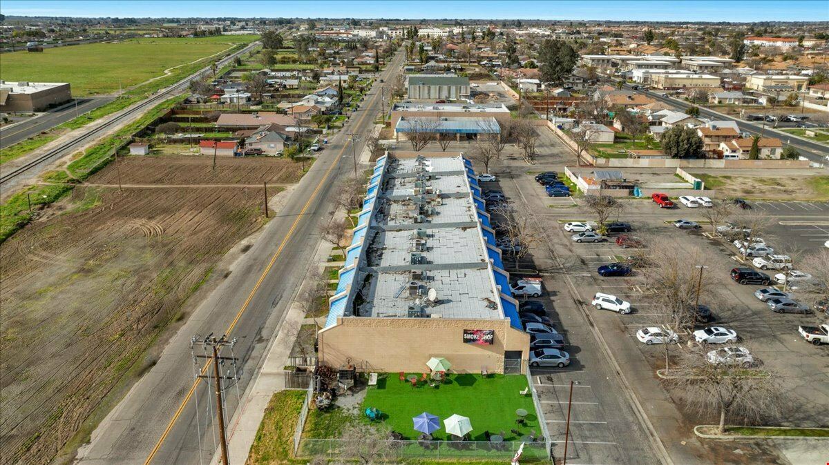 (2) Spaces Available at Hanford Plaza Shopping Center