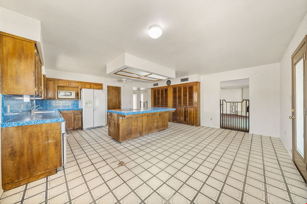 4-Bedroom Corner-Lot Home in Vista Del Valle- 1930 S 14th Ave