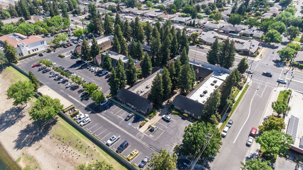 Coventry Square - 6215 N Fresno St