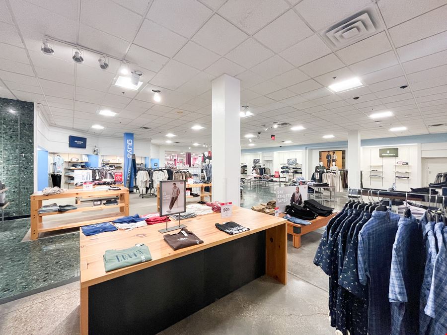 ±122,512 SF Box | JCP at Acadiana Mall | Lafayette, LA