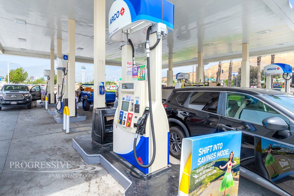 ARCO Gas with AM/PM C-Store with Real Estate