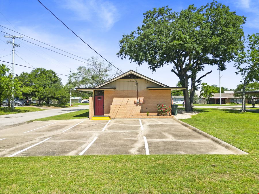 Versatile Mid-Century Office with Suites & Courtyard – Near Midtown & Texas A&M