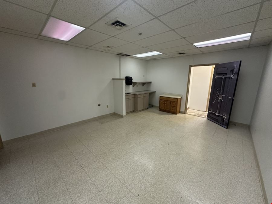 642 Sheridan Dr - 1,900+/- SF Retail Space