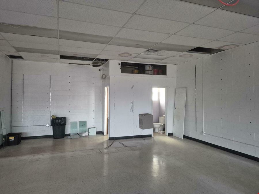 7 Kelly Dr. - 1,200± SF Retail / Office Space Available in Established Neighborhood Plaza