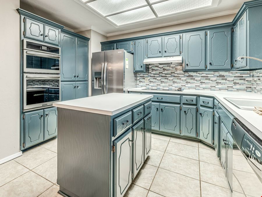 1320 Von Elm Pl
