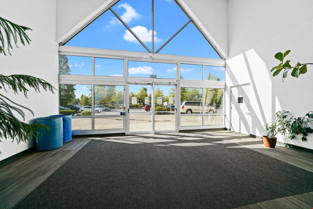 High Visibility Office/Retail Opportunity