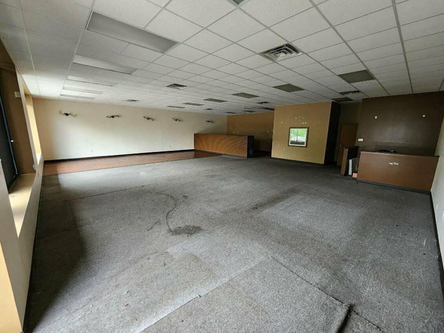 2460 Cedar St - Retail