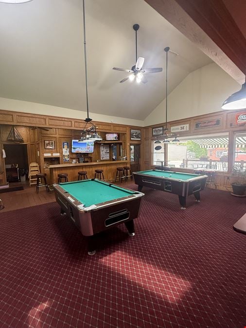 Gar's Lounge