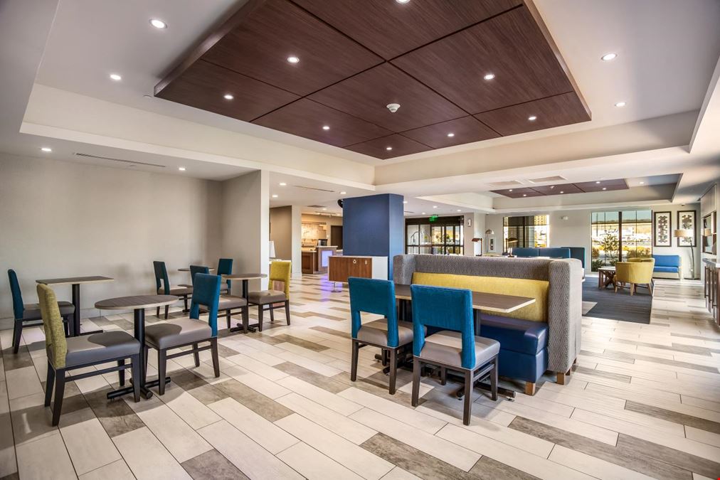 Holiday Inn Express & Suites Tulsa East-Catoosa