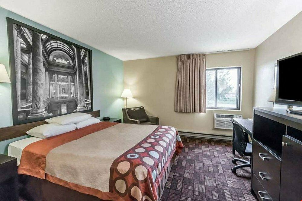 Super 8 by Wyndham (Combined with Econolodge by Choice Hotels in Luverne, MN)