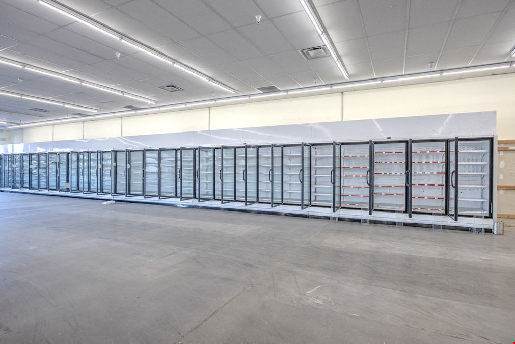 High Exposure Shopping Center Space off US-50