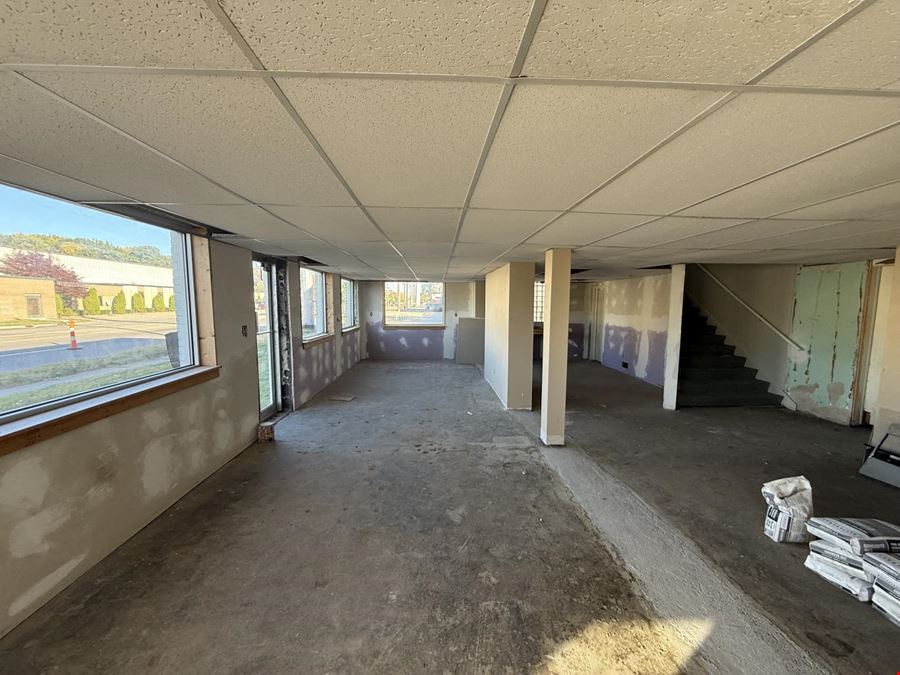 Industrial Zoned Warehouse in City of Lansing For Sale