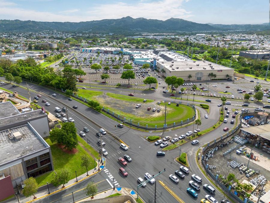 Retail Mixed Use in Shop at Caguas