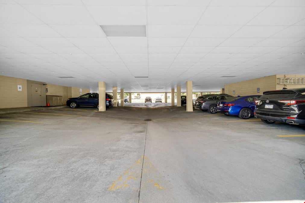 1S443 Summit Ave, Oakbrook Terrace, IL 60181