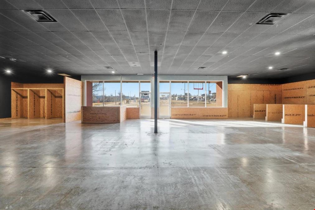 1601 N Main St (or N Highway 64)