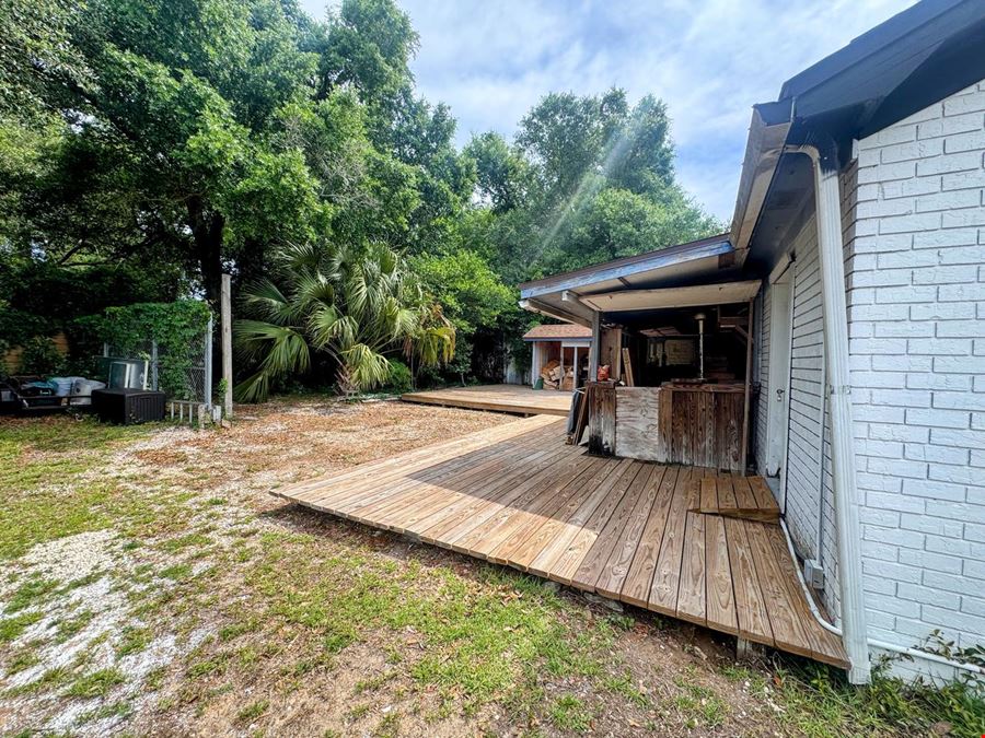 Barrancas Ave in Pensacola, FL Building and F