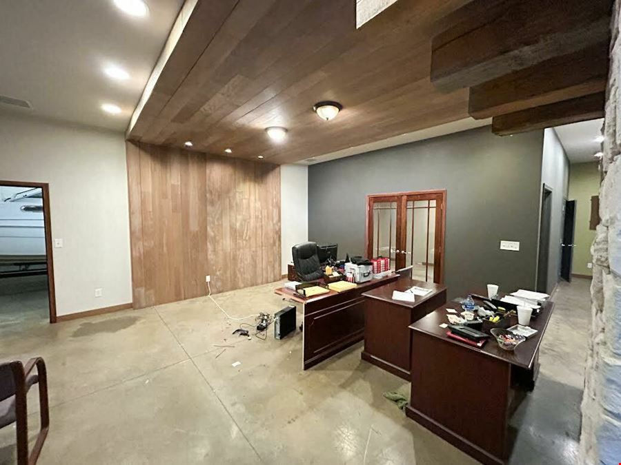 FOR LEASE: 3,250 SF OFFICE/WAREHOUSE