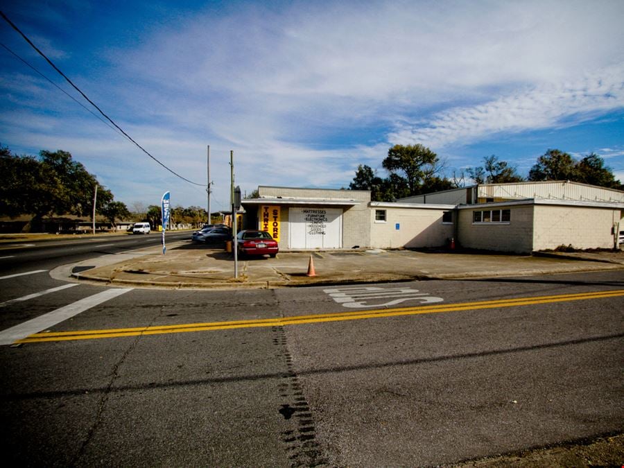 1417 W Cervantes Retail