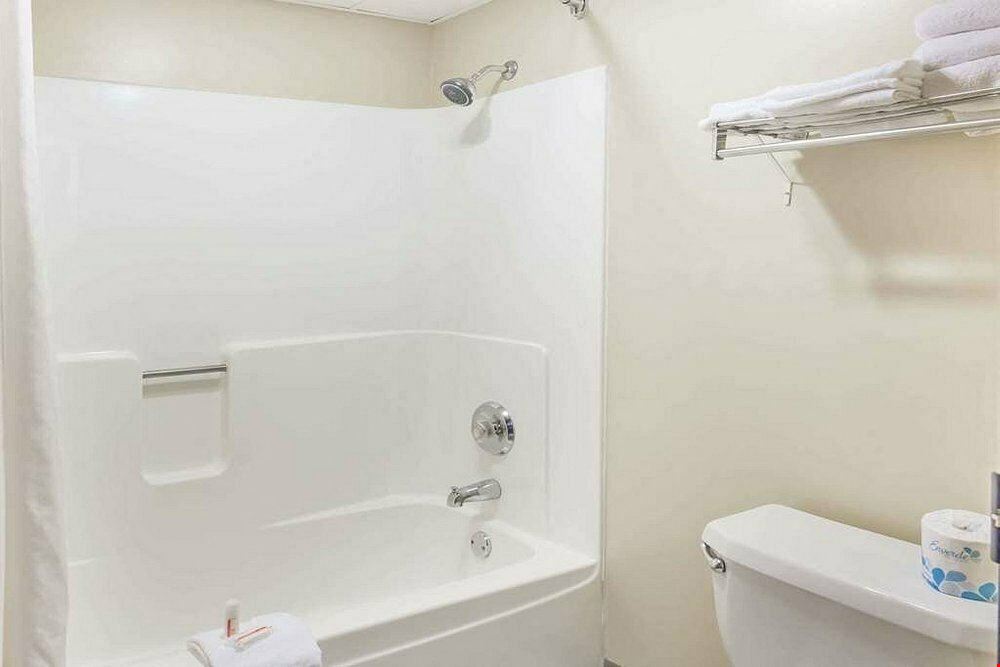 Super 8 by Wyndham (Combined with Econolodge by Choice Hotels in Luverne, MN)