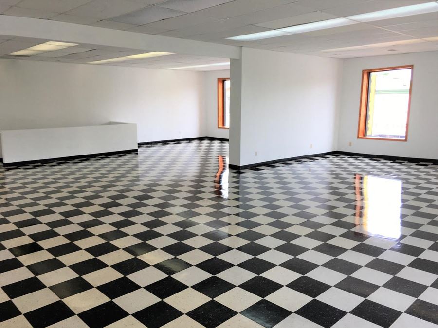 CHICAGO LARGE OFFICE & CORNER SPACE (SECOND FLOOR) (Chicago)