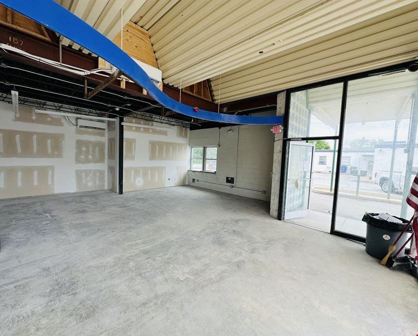 890 SF Office/Retail Space for Gross Lease on Brainerd Rd