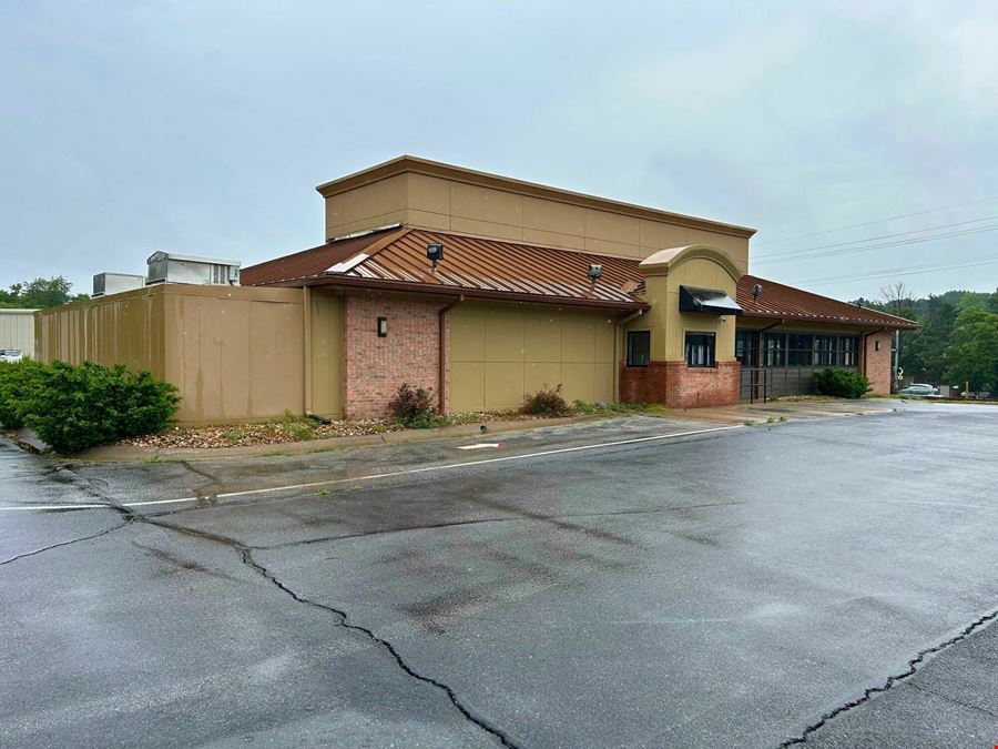±3,700 SF RETAIL SPACE FOR SALE OR LEASE IN NEOSHO MO