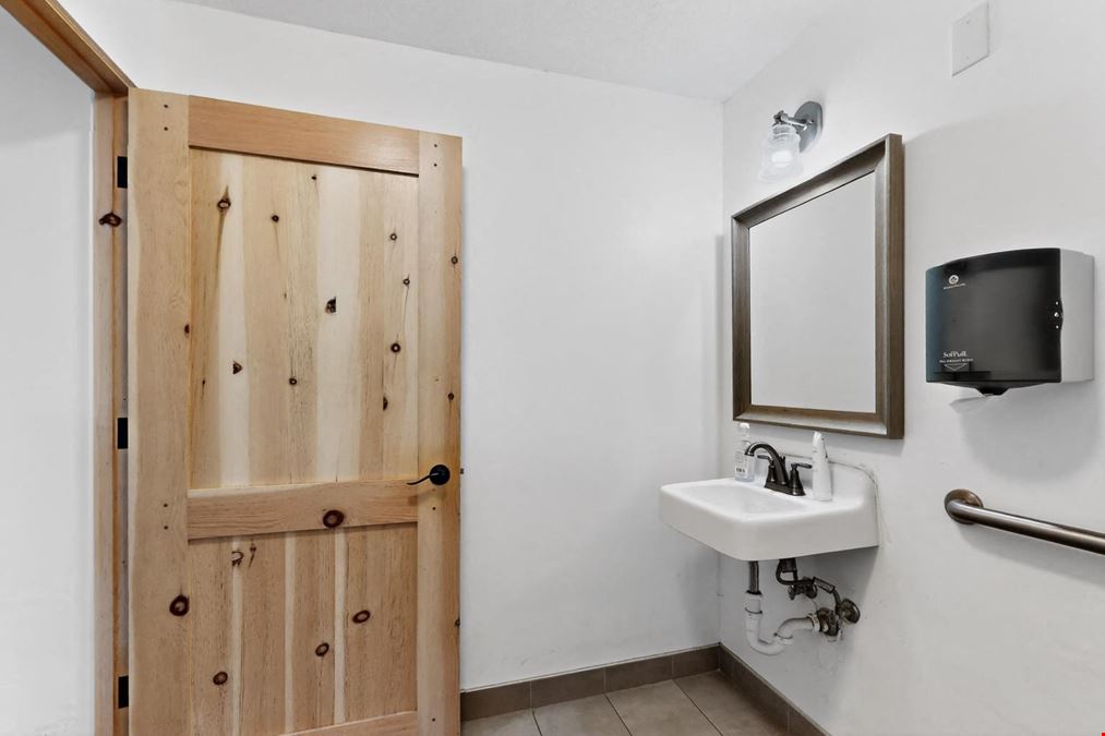 HIGH END RETAIL/OFFICE IN LOS RANCHOS