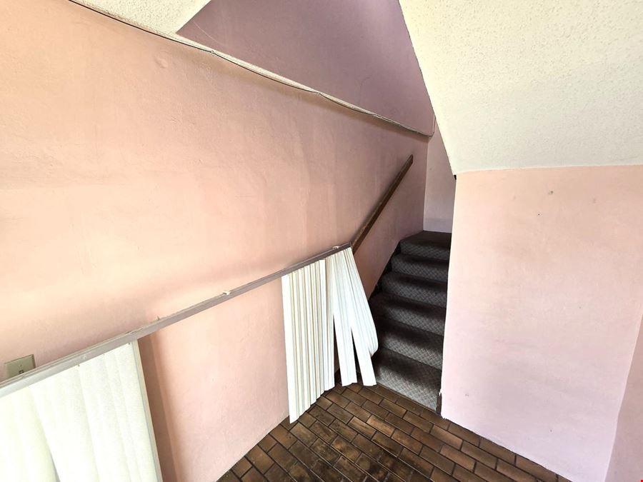 Unique 2nd floor 1400 +/- SQFT office space