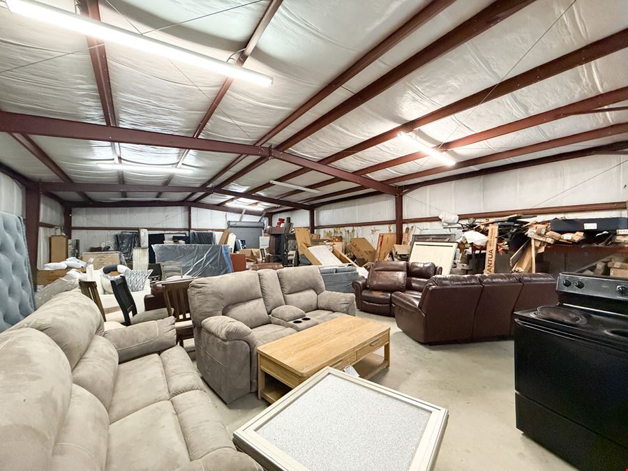 Industrial Warehouse with Covered Storage in Luling