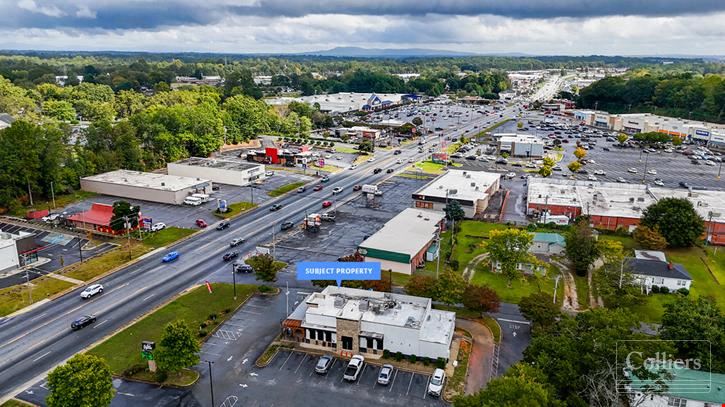±3,576-SF Freestanding Former Restaurant with Drive-Thru in Place